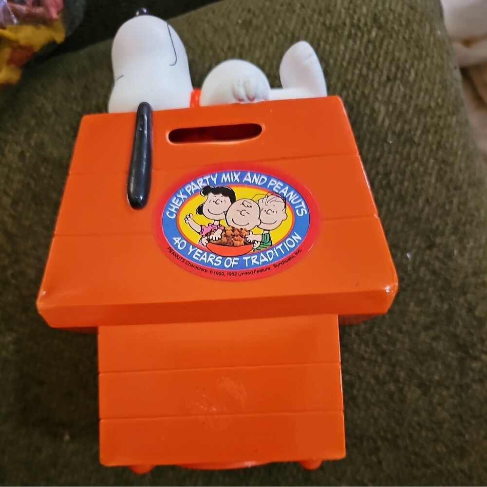 1966 vintage PEANUTS red Plastic SNOOPY Laying On Top DOG HOUSE BANK 40 Years
